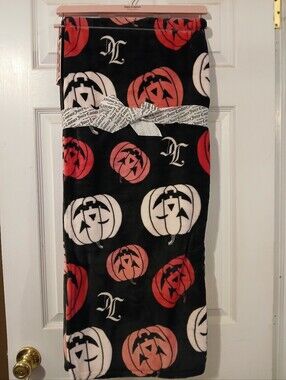 Juicy Couture NWT Black & Pink Pumpkin Pluzh Thtow